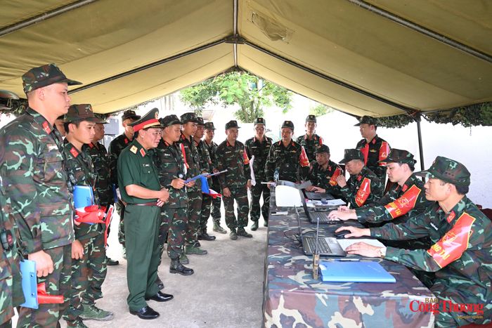 Sau phần thi của các đội đầu tiên, thiếu tướng Phạm Văn Tỵ họp nhanh quán triệt lực lượng trọng tài.