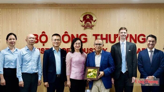 Đoàn công tác chụp ảnh chung tại Bộ Công Thương.