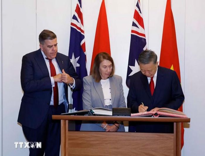 Tổng Bí thư, Chủ tịch nước Tô Lâm ký sổ lưu niệm. Ảnh: Thống Nhất/TTXVN