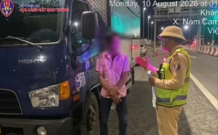 Lực lượng Cảnh sát giao thông làm việc với lái xe vi phạm. Ảnh: Cục Cảnh sát giao thông