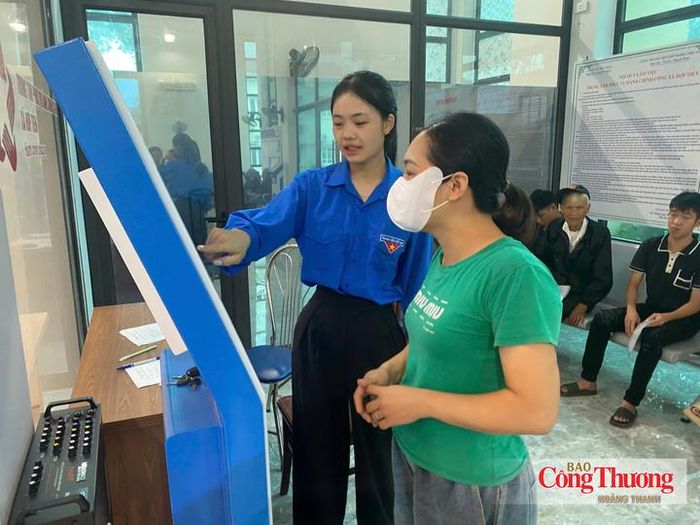 Em Công Quyền đã sắp xếp hơn 240 sinh viên tình nguyện thành lập “Tổ công nghệ số cộng đồng”.