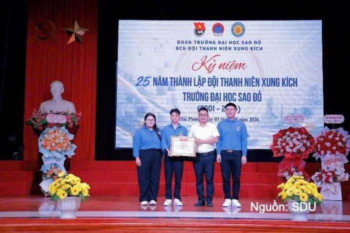 Em Công Quyền (thứ hai từ trái sang), được khen thưởng vì thành tích xuất sắc trong phong trào sinh viên.