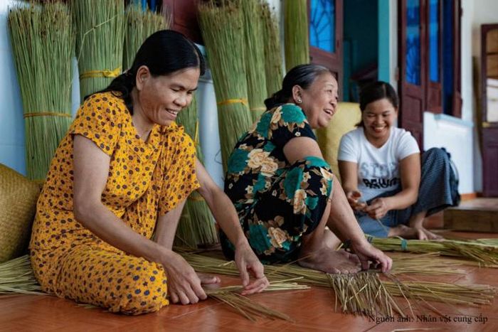 Những người thợ lành nghề đang làm sản phẩm thủ công. Ảnh: NVCC