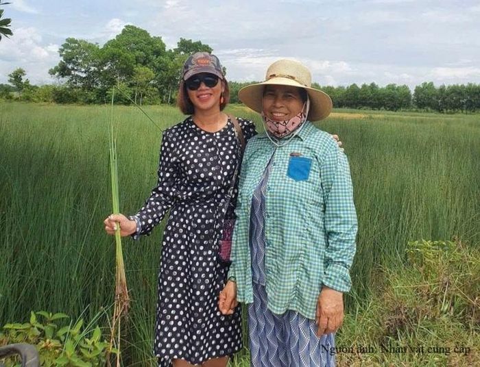 Chị Hồ Thị Sương Lan trực tiếp ra những cánh đồng cỏ bàng, tìm hiểu công việc và đời sống của những phụ nữ đang gắn bó với nghề thủ công truyền thống. Ảnh: NVCC