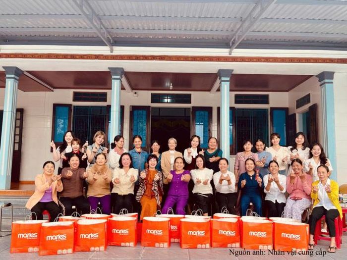 Những món quà chị Hồ Sương Lan gửi tặng thợ thủ công tại làng nghề. Ảnh: NVCC
