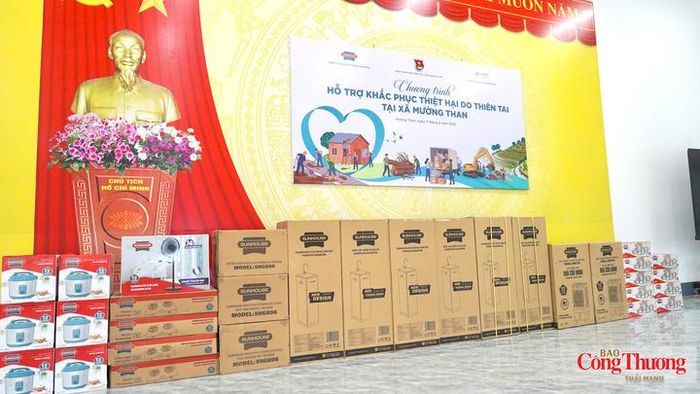 Các bộ vật phẩm thiết yếu được Ban Tổ chức chuẩn bị chu đáo tại hội trường xã Mường Than trước giờ trao tặng.