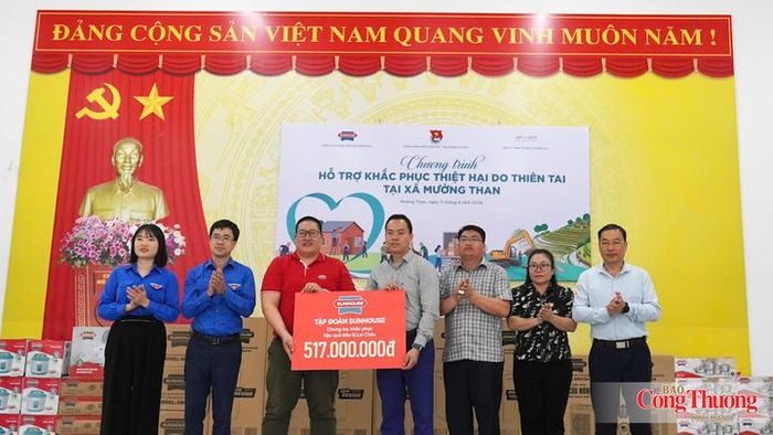 Đồng chí Bùi Hoàng Tùng, Bí thư Đoàn Thanh niên Chính phủ cùng đại diện Tập đoàn Sunhouse trao biển tài trợ các vật phẩm thiết yếu trị giá 517 triệu đồng nhằm chung tay khắc phục hậu quả bão lũ tại Lai Châu.