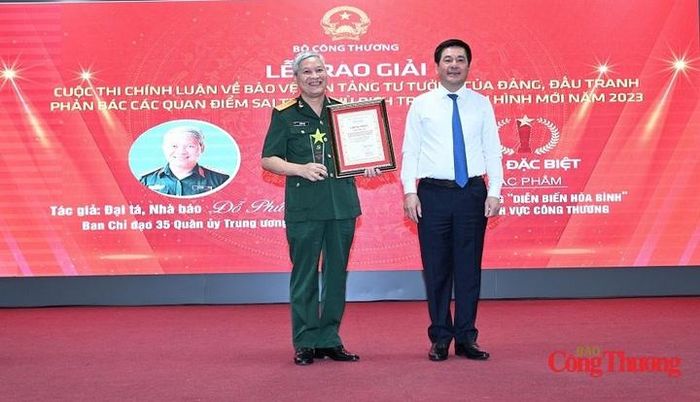 Tác giả Đỗ Phú Thọ nhận giải Đặc biệt tại Cuộc thi chính luận Bảo vệ nền tảng tư tưởng của Đảng trong ngành Công Thương năm 2023. Ảnh: Du Ca
