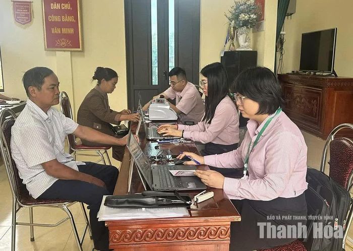 Giải ngân vốn tín dụng chính sách tại điểm giao dịch xã Thọ Phú.