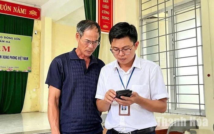 Thành viên Tổ dịch vụ công lưu động phường Đông Sơn hướng dẫn người dân giải quyết thủ tục hành chính tại nhà văn hóa phố Hàm Hạ.