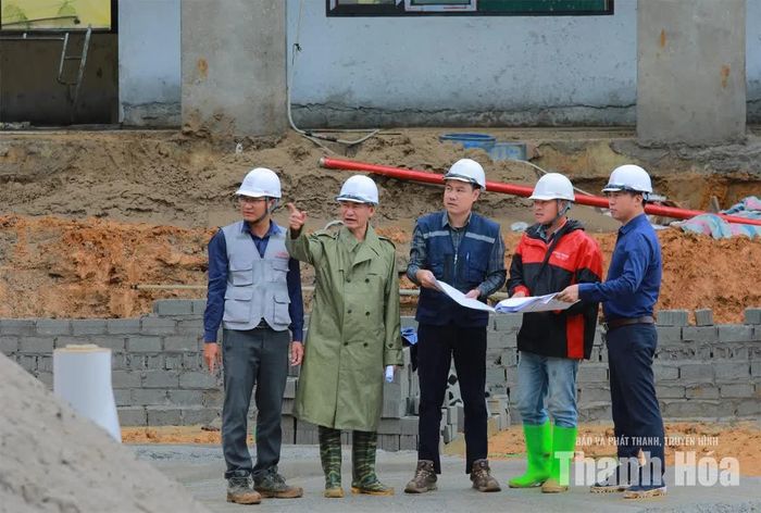 Đại diện chủ đầu tư và nhà thầu thi công liên tục có mặt tại công trường để chỉ huy thi công. (Ảnh Minh Hiếu)