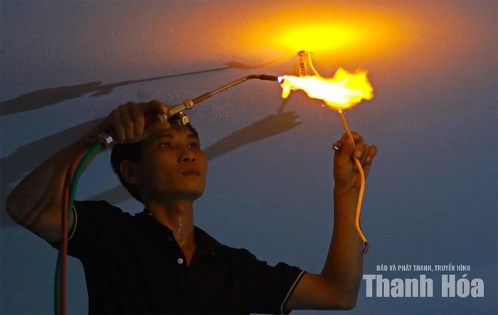 Công nhân, người lao động thi công các hạng mục, phần việc phía trong những căn phòng đã hoàn thiện phần thô. (Ảnh Minh Hiếu)