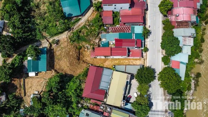 Trong lúc chờ kết quả khảo sát, đánh giá của các cơ quan chuyên môn, 17 hộ dân ở bản Thanh Sơn vẫn phải tạm thời rời nhà đến nơi ở được xã bố trí nhằm đảm bảo an toàn tuyệt đối cho người dân khi mùa mưa bão đang đến.
