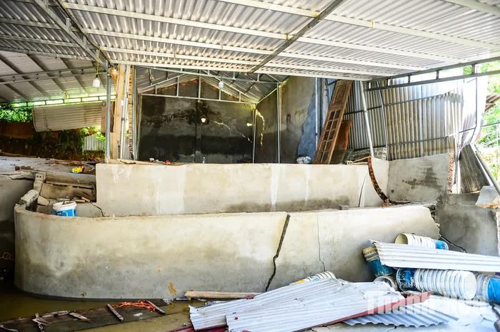 Một số căn nhà đã xuất hiện tình trạng nứt tường, nứt nền do nền đất sụt lún, xô đẩy nghiêm trọng. Trong khi nền đường dân sinh bị đứt gãy, sụt lún, nền đất vẫn đang bão hòa nước sau mưa mà theo chính quyền địa phương đây là những yếu tố khiến nguy cơ sạt trượt tiếp tục được cảnh báo ở mức cao.
