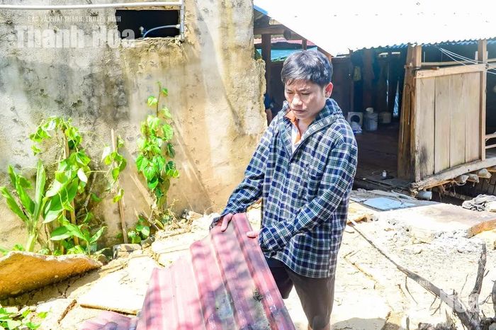 Ông Ngân Văn Nguyên (40 tuổi) không khỏi xót xa khi chứng kiến ngôi nhà đã gắn bó với mình suốt mấy chục năm phải bỏ lại để di dời đến nơi an toàn. Ông Nguyên mong muốn chính quyền địa phương sớm có giải pháp an cư cho người dân địa phương khi mùa mưa bão đang đến gần.