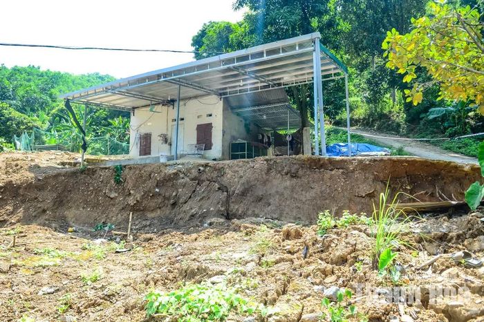 Trên cơ sở kết quả khảo sát, địa phương sẽ xác định phạm vi nguy hiểm, phạm vi cần di dời dân cư và phương án bảo đảm an toàn lâu dài. Nếu khu vực vẫn có thể xử lý để người dân tiếp tục sinh sống, địa phương đề nghị nghiên cứu phương án tổng thể về thoát nước mặt, thoát nước ngầm, gia cố taluy và các giải pháp kỹ thuật phù hợp.