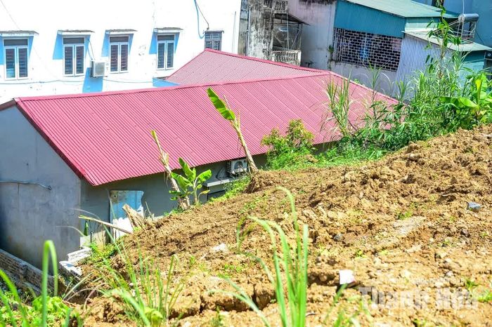 Tình trạng đứt gãy, sụt lún khiến đất đá sạt trượt vào khu dân cư, đe dọa trực tiếp đến nhà ở và các công trình của người dân.