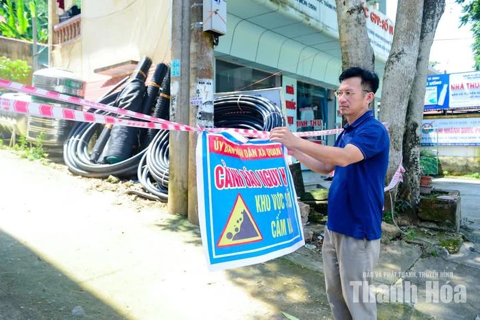 Đối với khu vực nguy hiểm, xã tiếp tục khoanh vùng, rào chắn, cắm biển cảnh báo và kiểm soát người, phương tiện ra vào. Nếu xuất hiện dấu hiệu bất thường, địa phương sẽ chủ động sơ tán thêm các hộ dân lân cận. Trường hợp phải sơ tán dài ngày, xã Quan Sơn có phương án bảo đảm nơi ở, lương thực, nước uống và các nhu yếu phẩm thiết yếu cho người dân để không ai bị đói, thiếu ăn.