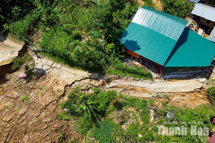 Theo đó, nền đất tại đây tiếp tục sụt lún, biến dạng sau nhiều ngày mưa lớn và nguy cơ sạt lở có thể tiếp tục xảy ra, trong khi nơi ở của hàng chục hộ dân có độ dốc lớn bên dòng sông Lò.