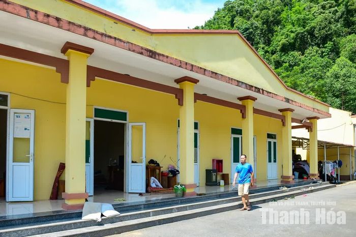 Trước mắt, xã Quan Sơn xác định nhiệm vụ ưu tiên là bảo đảm an toàn tuyệt đối cho người dân. Các hộ nằm trong vùng có nguy cơ sạt lở đã được di dời và không được quay trở lại khi chưa có kết luận chuyên môn của cơ quan chức năng.