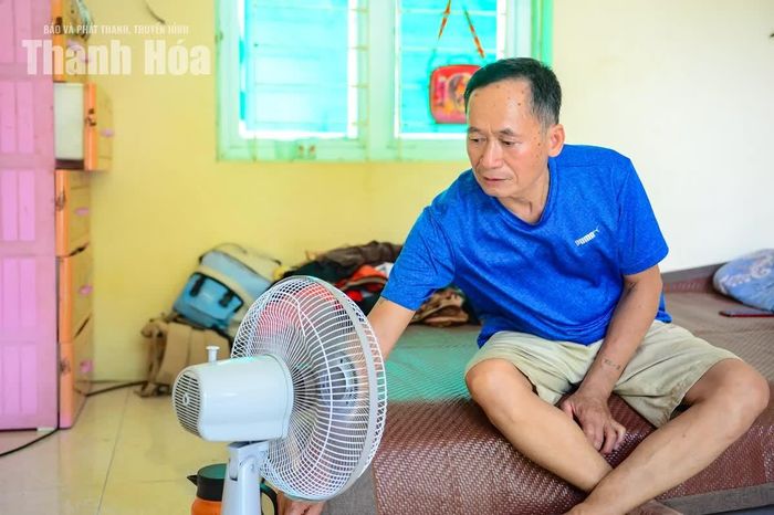 Hiện 17 hộ dân đang sinh hoạt ở nơi sơ tán trong điều kiện an toàn để chờ phương án của chính quyền địa phương. Ông Ngân Văn Dung (65 tuổi) cho biết: “Gia đình tôi đã được bố trí phòng ở riêng chu đáo, trong khi toàn bộ tài sản đã được cơ quan chức năng di chuyển đến nơi an toàn”,