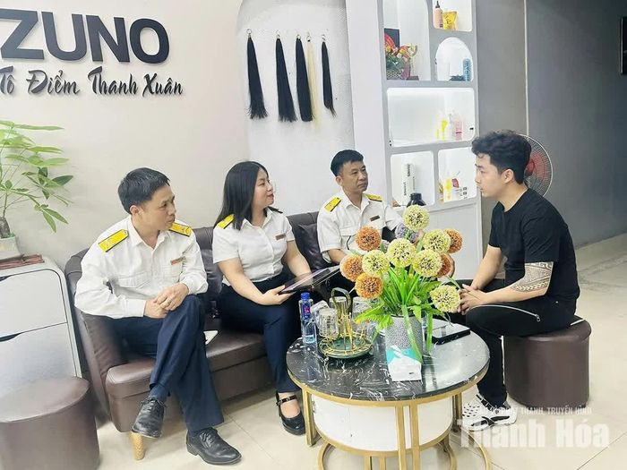Cán bộ Thuế cơ sở 8 tuyên truyền, hướng dẫn hộ kinh doanh rà soát, cập nhật thông tin về mã số thuế theo quy định.