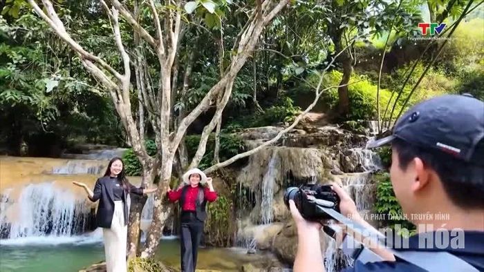 Thác Hiêu đang trở thành điểm đến được nhiều du khách tìm đến.