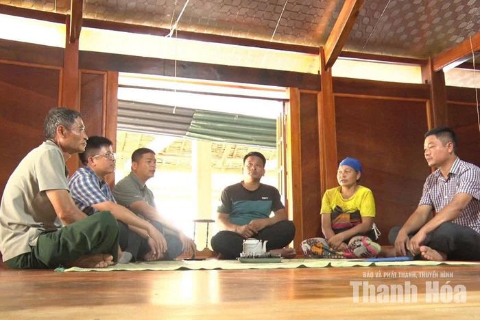 Lãnh đạo UBND xã Trung Hạ đến thăm nhà mới ở khu TĐC của gia đình bà Hà Thị Thiết, bản Trung Xuân.