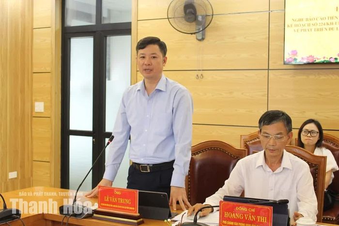 Giám đốc Sở Văn hóa, Thể thao và Du lịch Lê Văn Trung phát biểu ý kiến tại hội nghị.