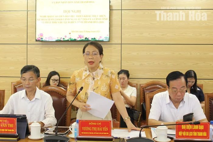 Phó Giám đốc Sở Văn hóa, Thể thao và Du lịch Vương Thị Hải Yến báo cáo tại hội nghị.