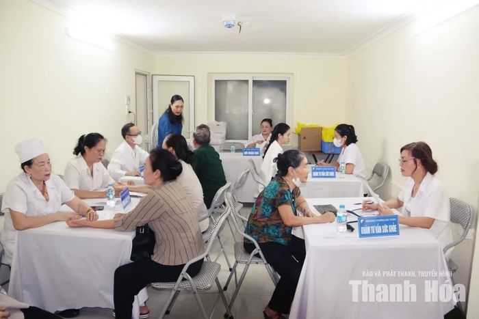 Người lao động và Nhân dân phường Hạc Thành được khám sức khỏe miễn phí.