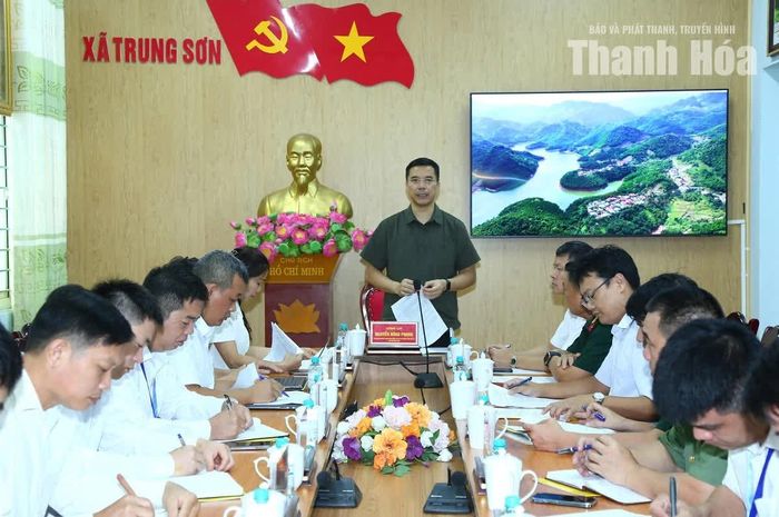 Phó Bí thư Thường trực Tỉnh ủy Nguyễn Hồng Phong chủ trì buổi làm việc với cán bộ chủ chốt xã Trung Sơn.