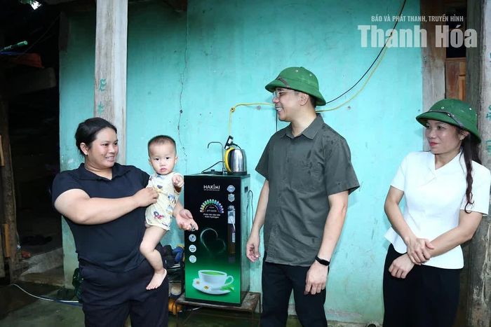 Phó Bí thư Thường trực Tỉnh ủy Nguyễn Hồng Phong thăm hỏi đời sống người dân bản Chiềng - khu vực có nguy cơ xảy ra sạt lở.