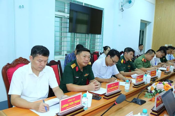 Các thành viên trong đoàn công tác dự buổi làm việc.