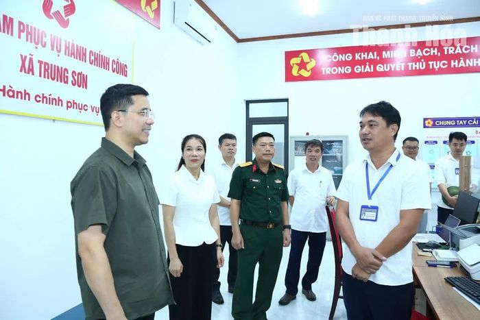 Phó Bí thư Thường trực Tỉnh ủy Nguyễn Hồng Phong thăm, kiểm tra hoạt động của Trung tâm Phục vụ hành chính công xã Trung Sơn.