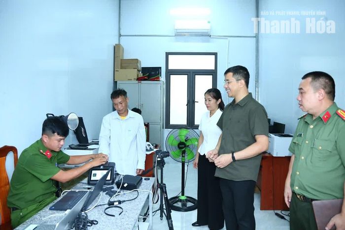 Phó Bí thư Thường trực Tỉnh ủy Nguyễn Hồng Phong thăm, động viên cán bộ Công an xã Trung Sơn đang làm nhiệm vụ.
