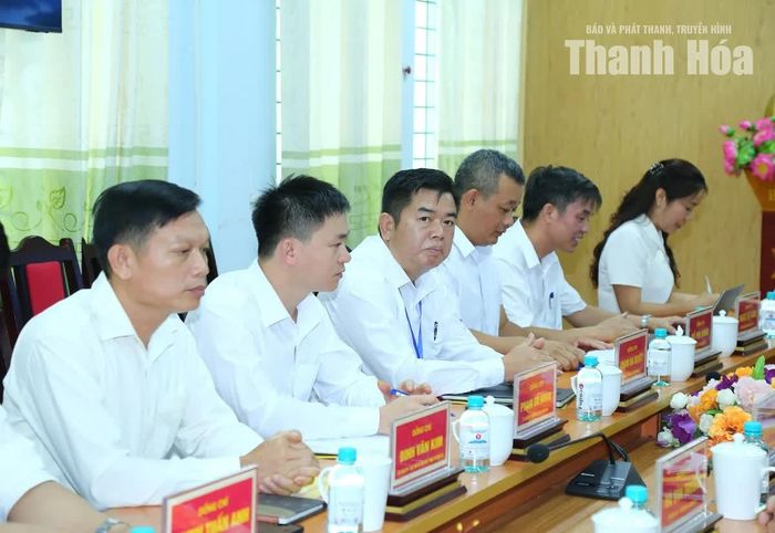 Cán bộ, lãnh đạo xã Trung Sơn dự buổi làm việc.