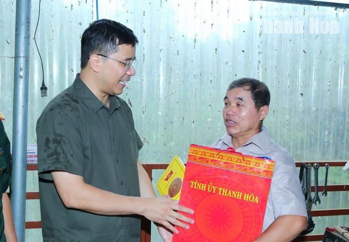 Phó Bí thư Thường trực Tỉnh ủy Nguyễn Hồng Phong tặng quà cho gia đình chăn nuôi giỏi tại khu Pượn, Bản Pạo.