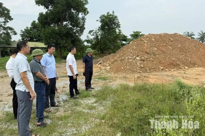 Đoàn công tác kiểm tra đất dự trữ phục vụ xử lý giờ đầu sự cố đê điều tại xã Lĩnh Toại.