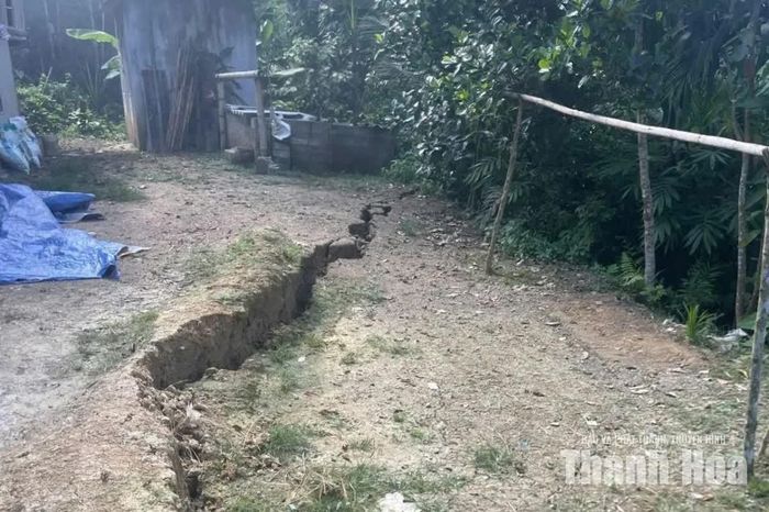 Nhiều vết nứt cùng hiện tượng sụt lún đất được cảnh báo tiếp tục có diễn biến phức tạp trên địa bàn xã Yên Khương.