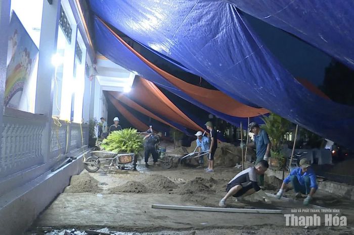 Công nhân căng bạt tránh mưa và làm xuyên đêm để đẩy nhanh tiến độ thi công.