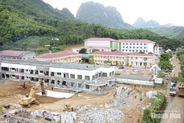 Trường Nội trú liên cấp Tiểu học và THCS Sơn Thủy có tiến độ xây dựng hoàn thành đạt 90%.