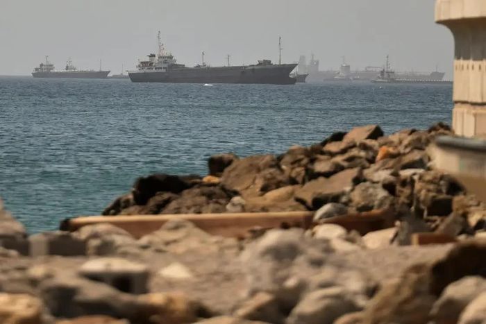 Tàu thuyền hoạt động tại khu vực eo biển Hormuz. Ảnh: Global News.