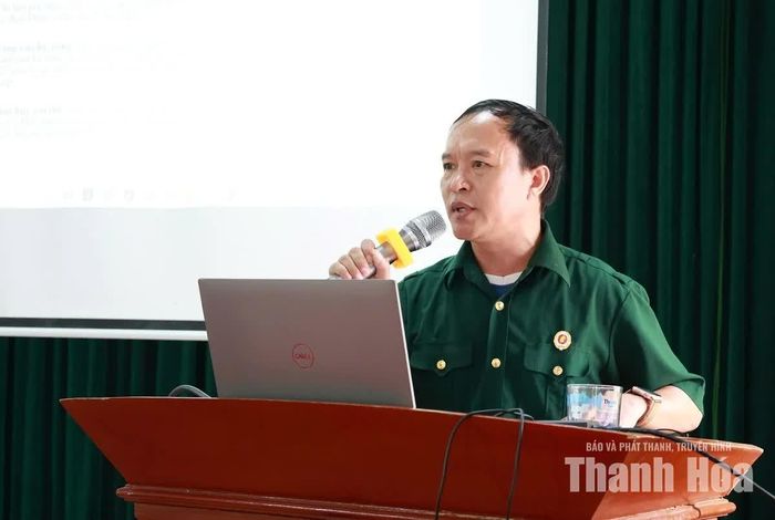 Phó Chủ tịch Ủy ban MTTQ xã, Chủ tịch Hội Cựu chiến binh xã Thiệu Hóa Lê Vũ Hưng truyền đạt nội dung tại hội nghị.