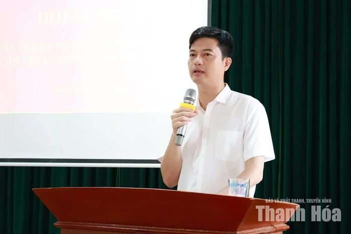 Phó Bí thư Thường trực Đảng ủy xã Thiệu Hóa Lê Minh Sơn truyền đạt nội dung tại hội nghị.