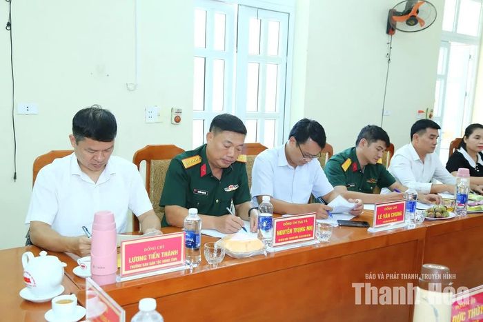 Các đại biểu dự buổi làm việc.