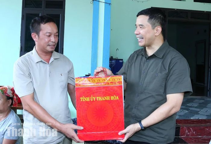 Phó Bí thư Thường trực Tỉnh ủy Nguyễn Hồng Phong trao quà của Tỉnh ủy tặng người dân khu tái định cư Sạy 1.