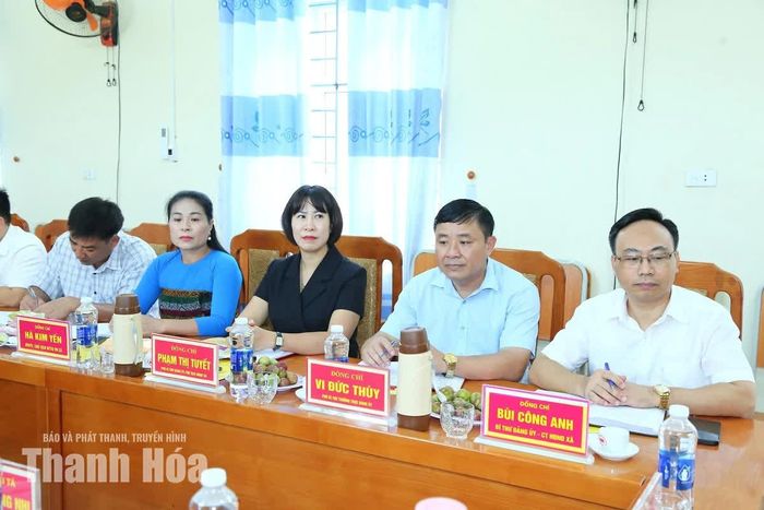 Các đại biểu dự buổi làm việc.