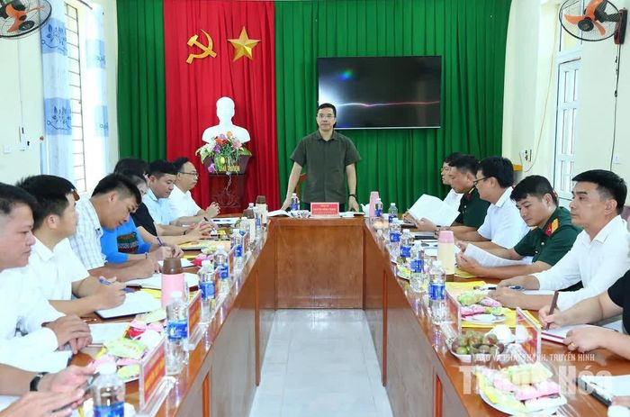 Phó Bí thư Thường trực Tỉnh ủy Nguyễn Hồng Phong làm việc với cán bộ chủ chốt xã Trung Thành.