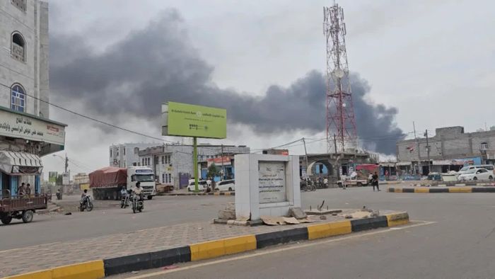 Khói bốc lên từ cảng sau vụ tấn công của lực lượng Houthi nhằm vào cảng Mokha, Yemen, ngày 9/8/2026, theo quân đội Yemen. Ảnh: Reuters.